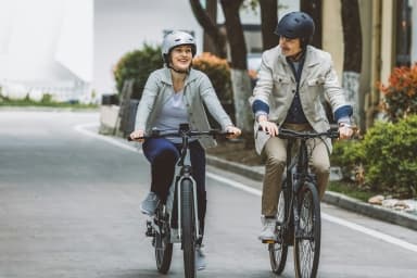 Para rowerzystów na drodze