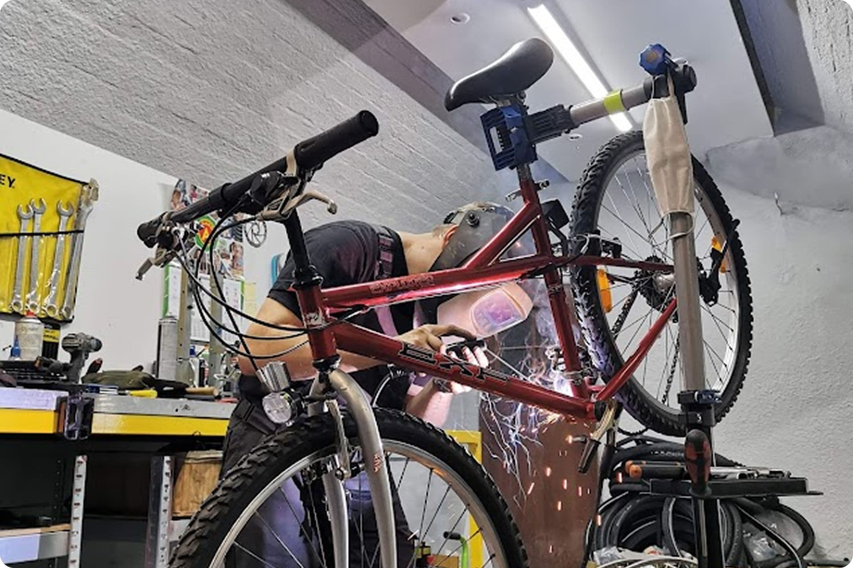 Zdjęcie mechanika z serwisu rowerowego Bajk Serwis Jakub Czerwiński z Torunia.