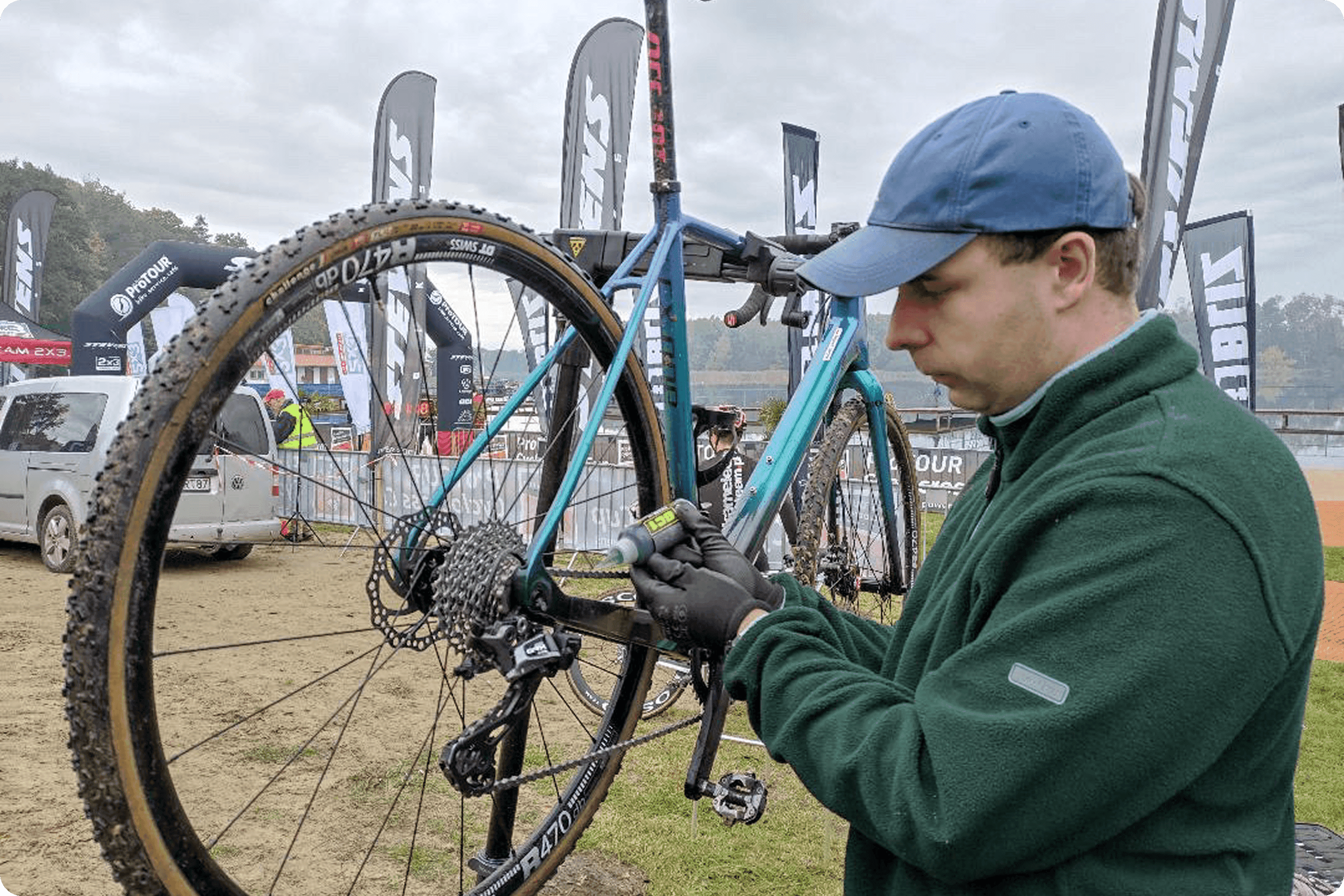 Zdjęcie przedstawiające mechanika rowerowego, Huberta Misieczko, podczas naprawy roweru.