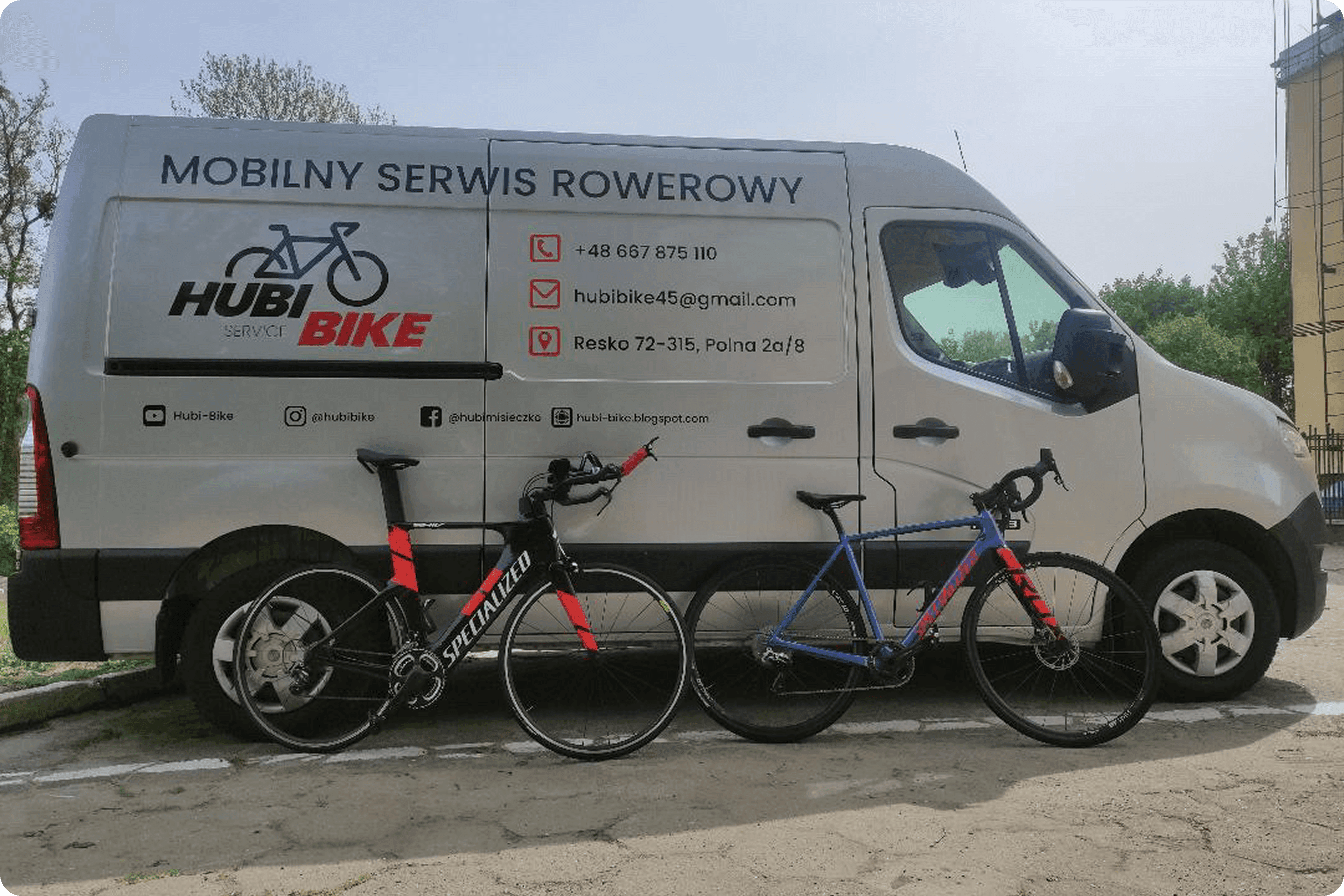 Zdjęcie samochodu mechanika rowerowego, Huberta Misieczko z serwisu Hubi Bike w Resko. Przed samochodem stoją dwa rowery.