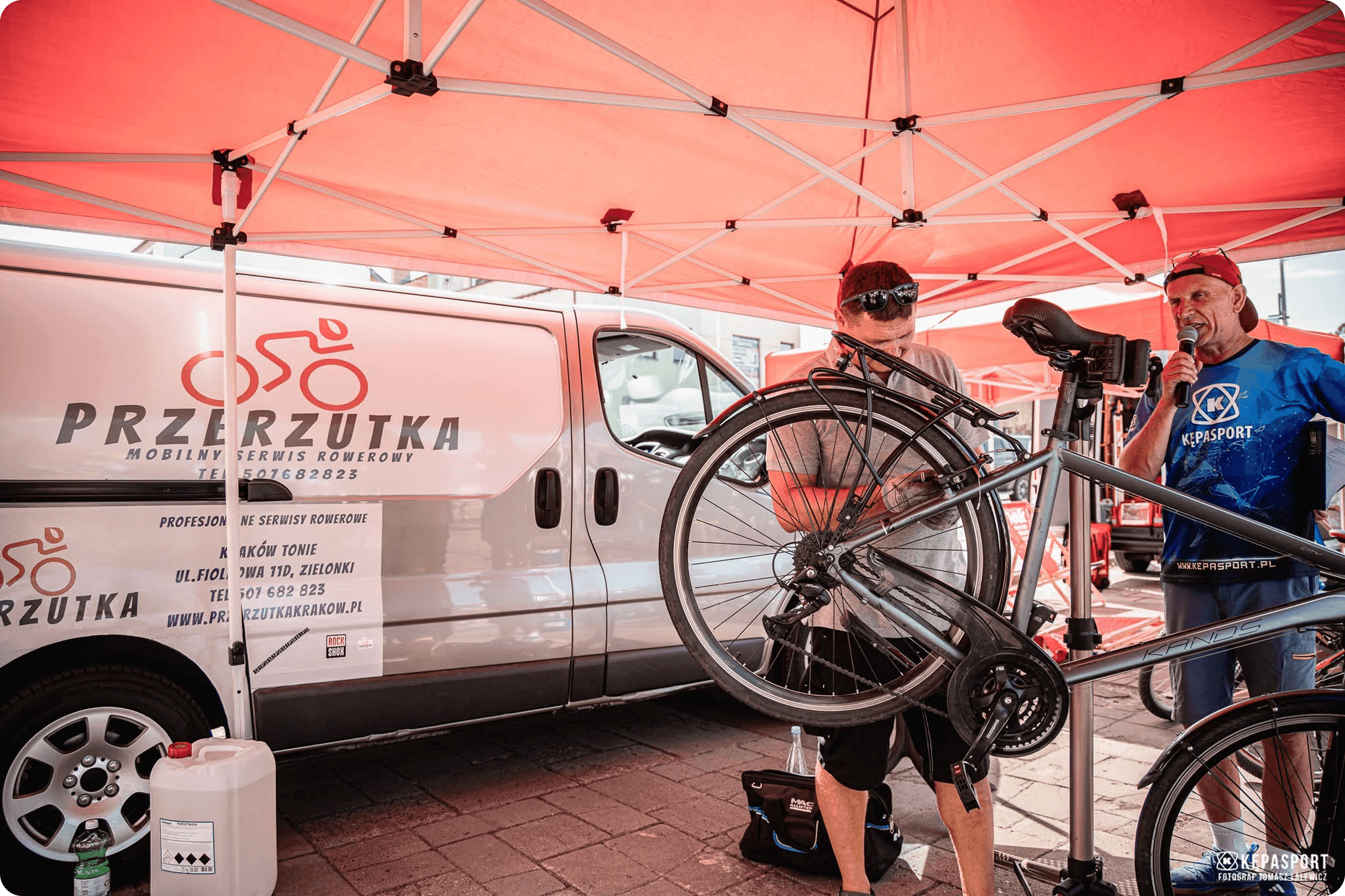 Zdjęcie przedstawiające mechanika serwisu rowerowego Przerzutka z Krakowa podczas naprawiania roweru.