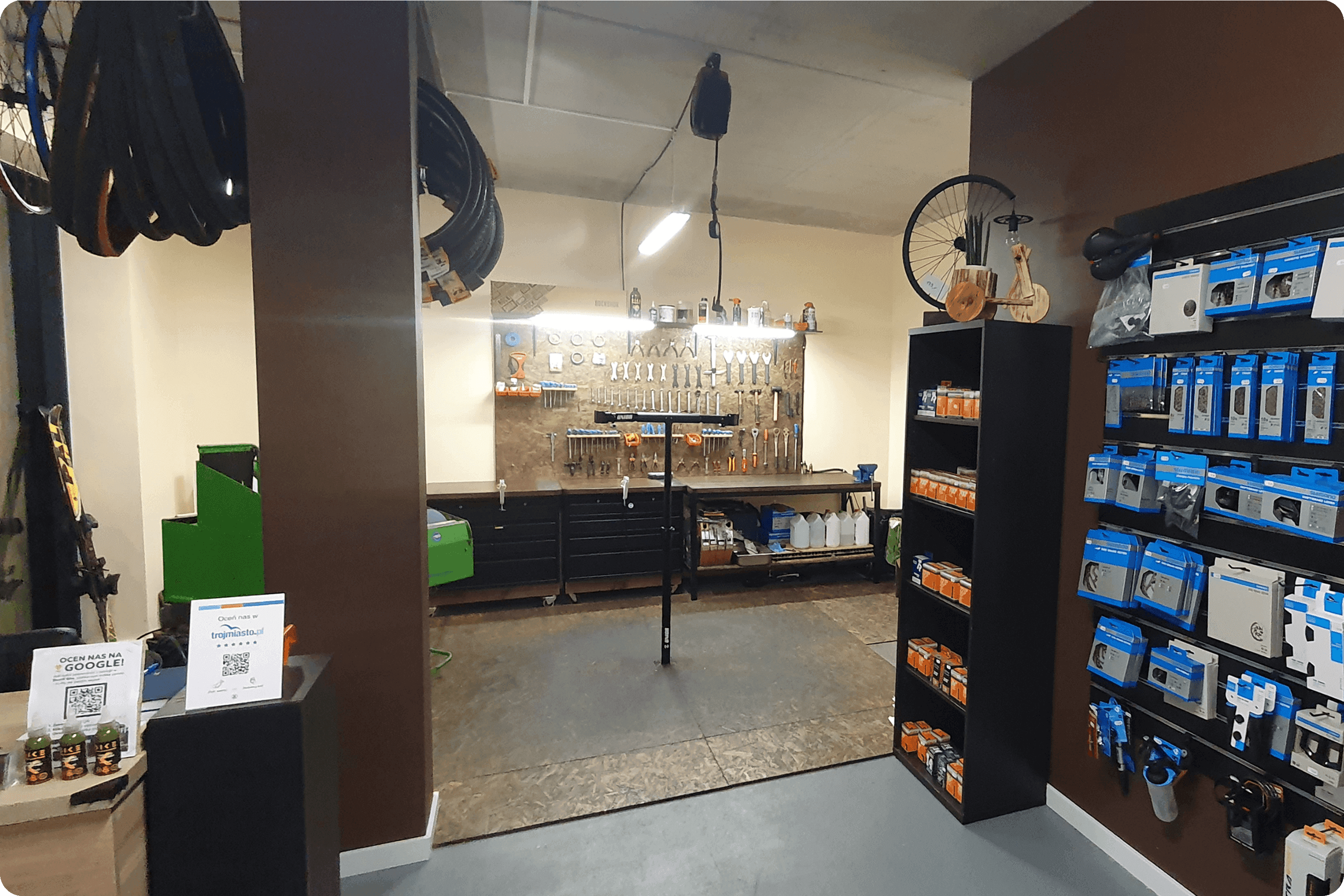 Zdjęcie przedstawiające wnętrze serwisu rowerowego Sheriff Bike w Gdańsku.