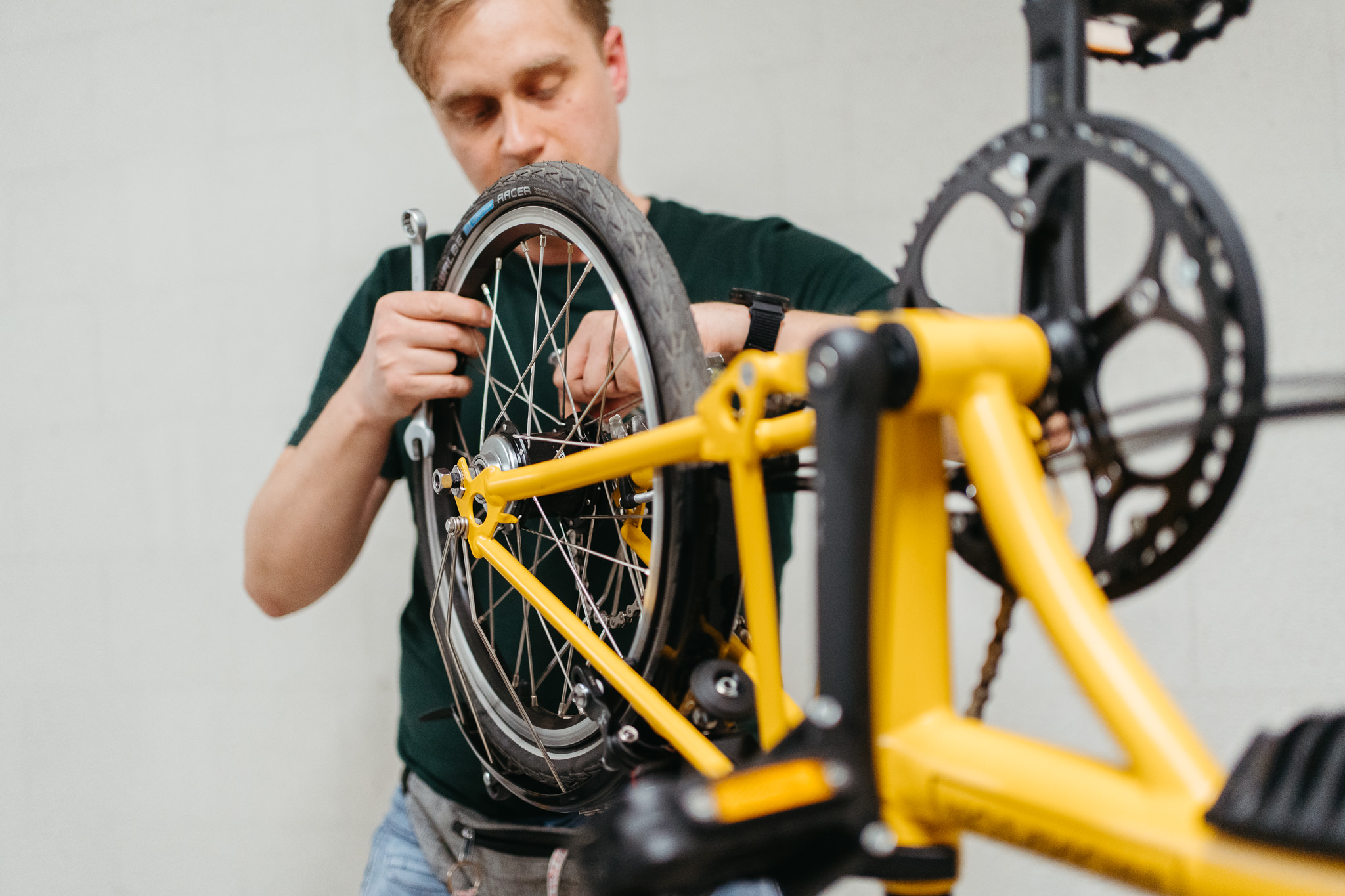 Naprawa roweru przez doświadczonego mechanika w lokalnym serwisie rowerowym