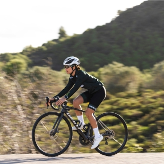 Rowerzysta szosowy w górach